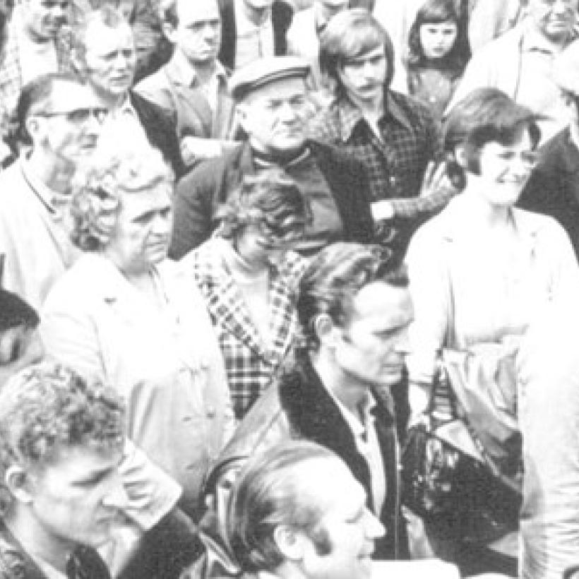 Photo en noir et blanc de personnes lors d'une manifestation.