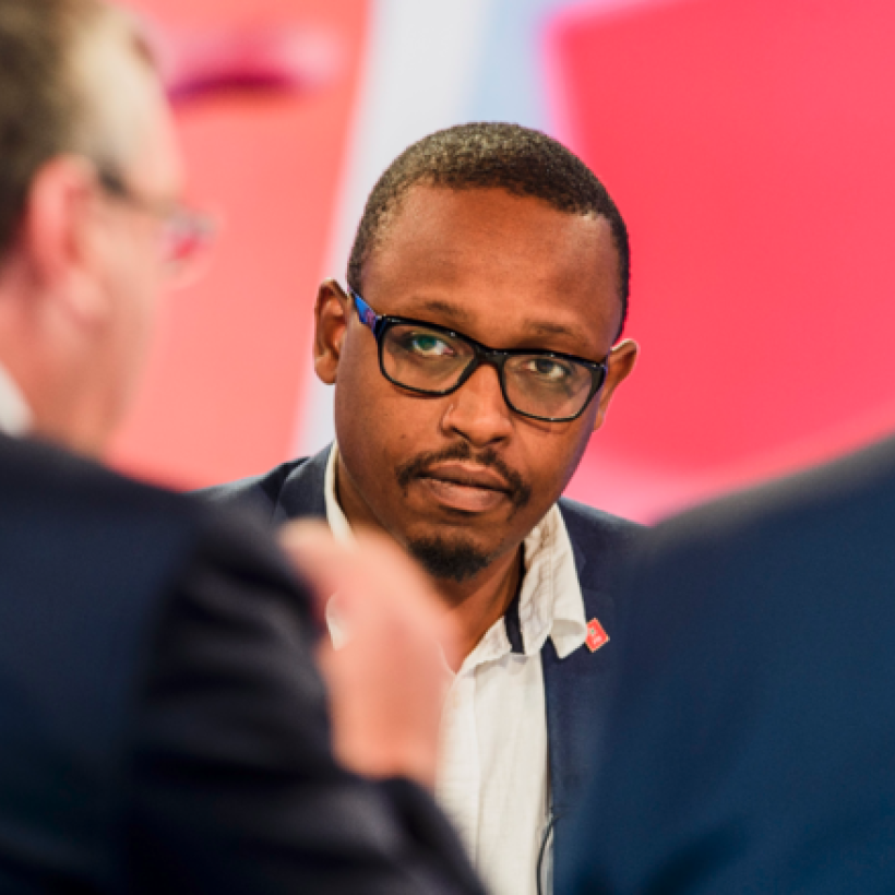 Germain Mugemangango intervient sur un plateau TV.