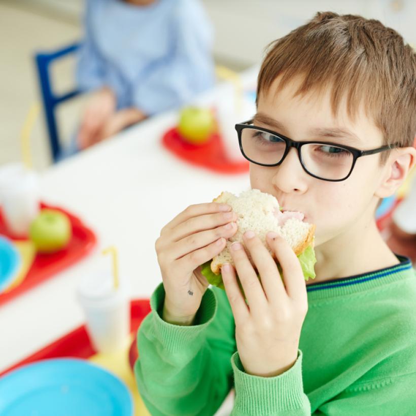 Écolier qui mange ses tartines