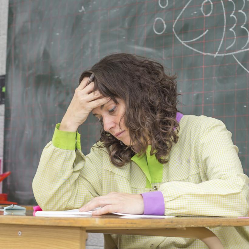 Un enseignante dans sa classe
