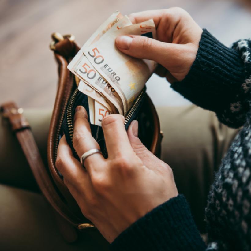 Femme comptant ses billets