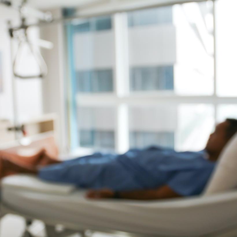 Photo d'une personne dans un lit d'hôpital