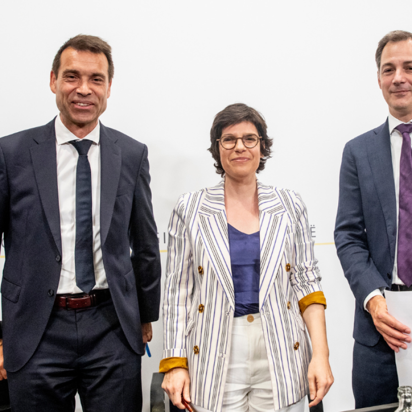 Le CEO d'Engie Thierry Saegeman, la ministre de l'Énergie Tinne Van der Straeten et le Premier ministre Alexander De Croo lors de la conférence de presse de présentation de l'accord entre Engie et le gouvernement belge.