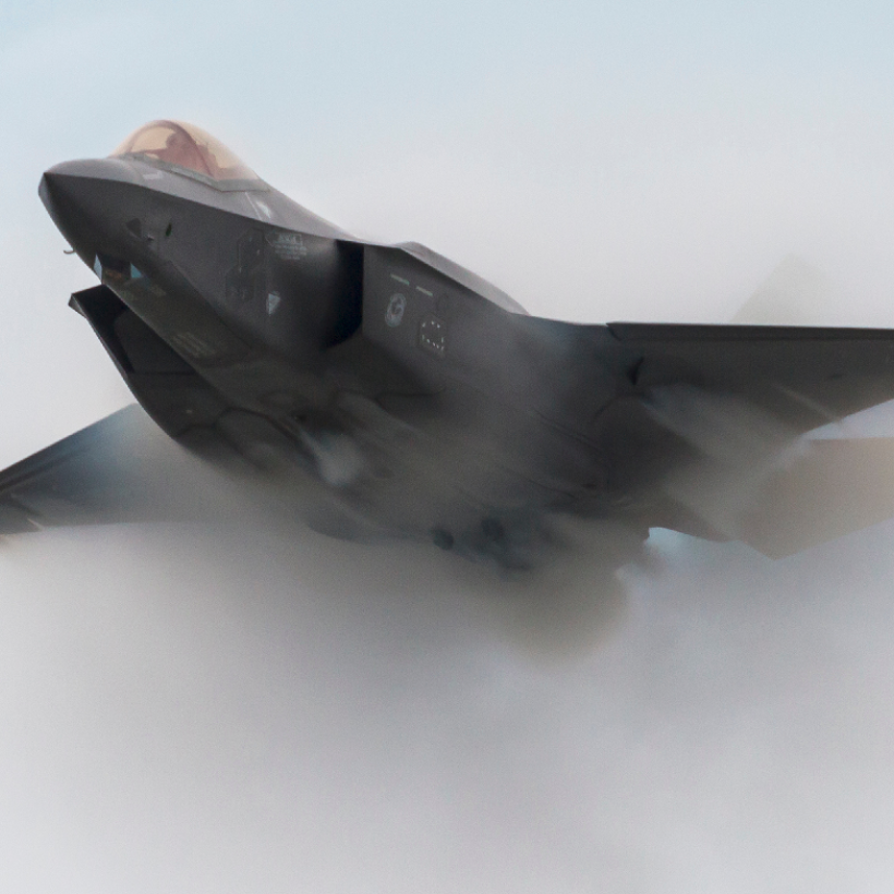 Un avion de chasse F-35 fend les nuages