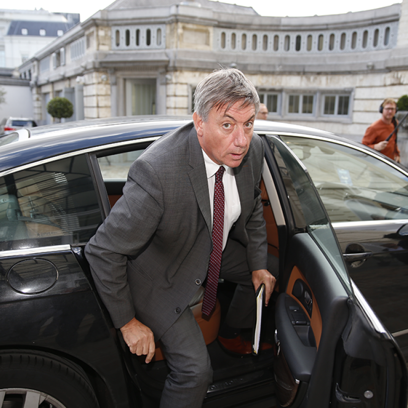 Jan Jambon descend d'une voiture.