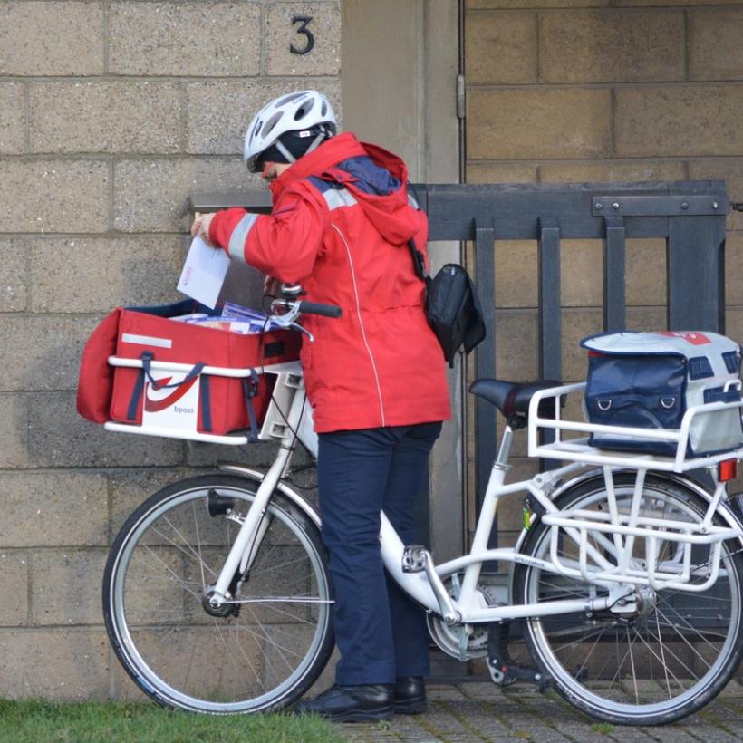 facteur avec un velo