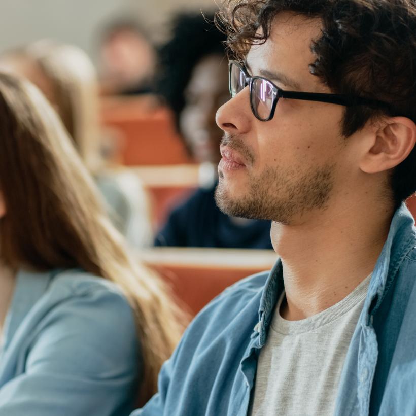 Étudiants du supérieur dans un auditoire.