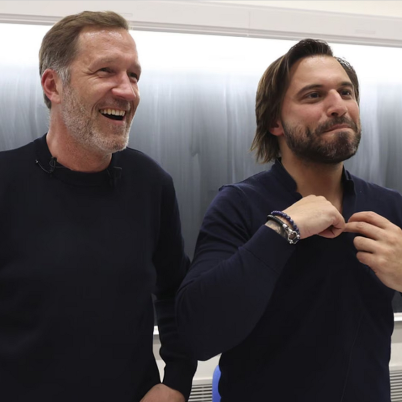Paul Magnette et Georges-Louis Bouchez plaisantent ensemble.