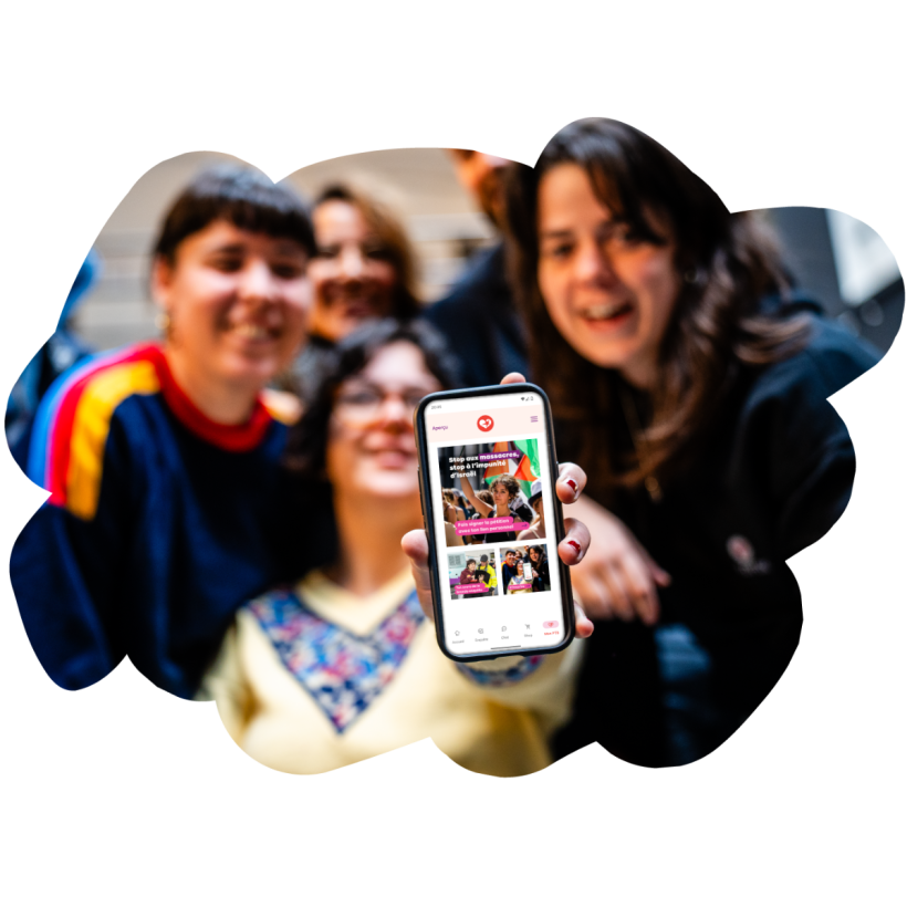 Un groupe de jeunes personnes tend un smartphone vers la caméra.