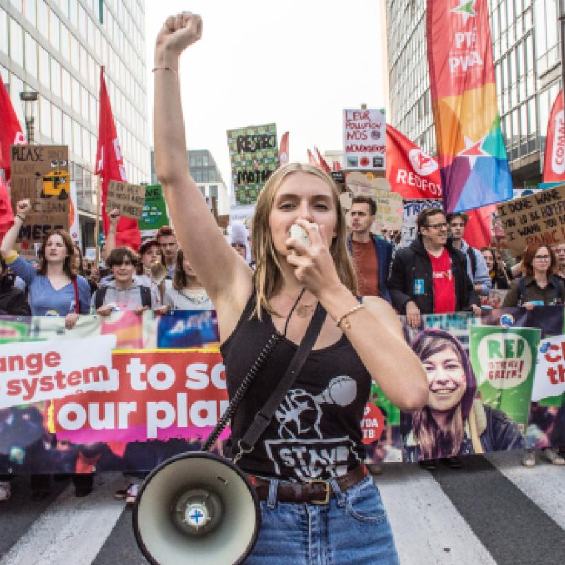 Un groupe de jeunes de RedFox manifeste pour le climat.