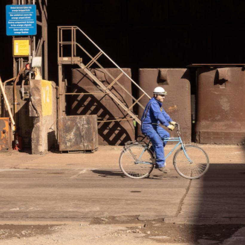 Un ouvrier du port en vélo.