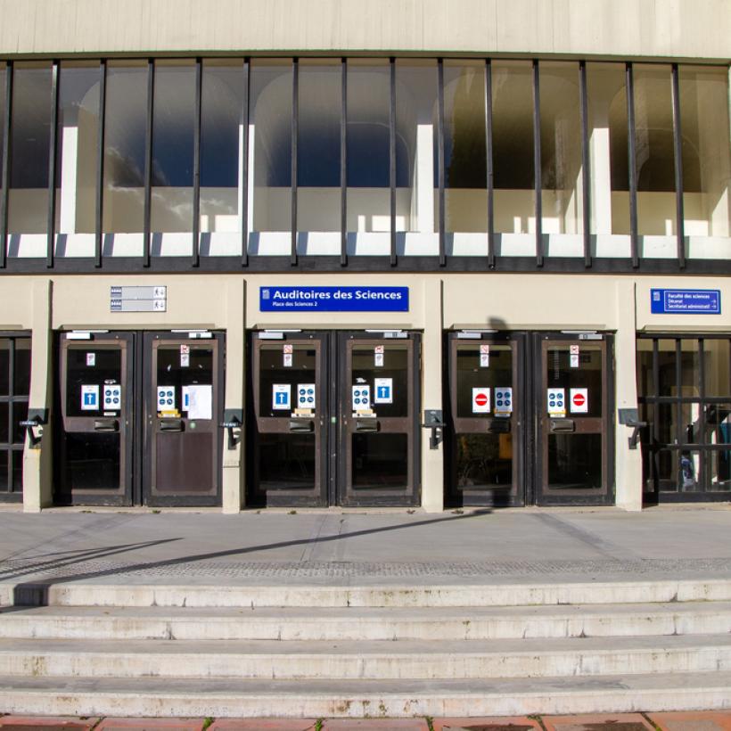 Entrée d'un auditoire à l'UCL.