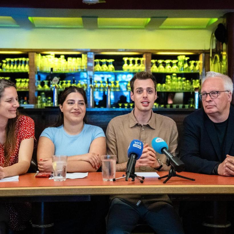 Anne Delespaul, Manal Toumi, Jos D'Haese en Peter Mertens lors d'une conférence de presse