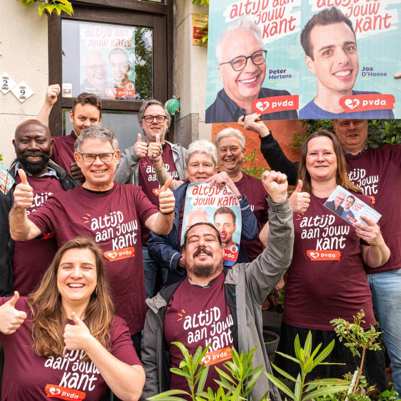 Un groupe de membres et bénévoles ayant contribué à la campagne du PTB