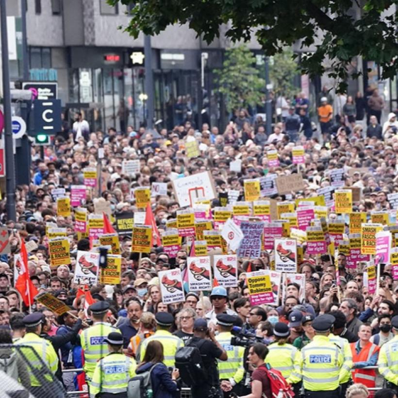 Contre-manifestation de milliers de personnes contre la violence d'extrême droite à Walthamstow au Royaume-Uni 