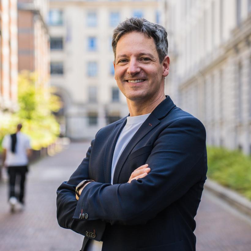 Kim De Witte pose devant les bâtiments du Parlement fédéral