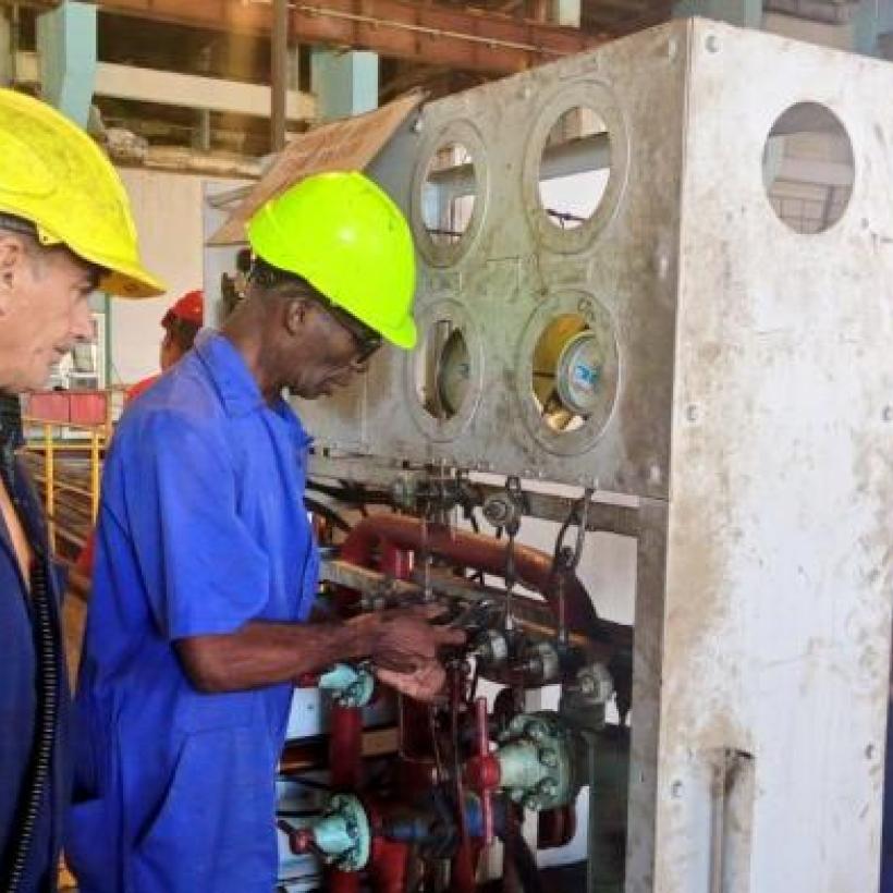 Ouvriers au travail à la centrale électrique Central Termoeléctrica Antonio Maceo à Santiago de Cuba.