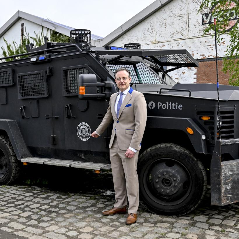 Bart De Wever pose devant une "Bearcats" de la police anversoise