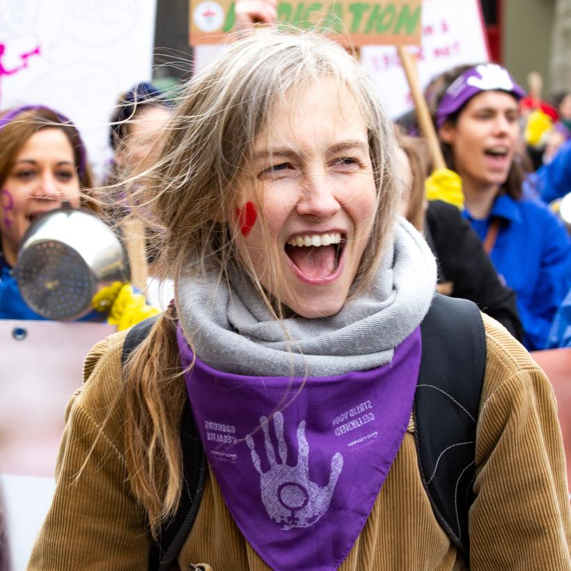 Une jeune femme fait entendre sa voix lors d'une manifestation féministe