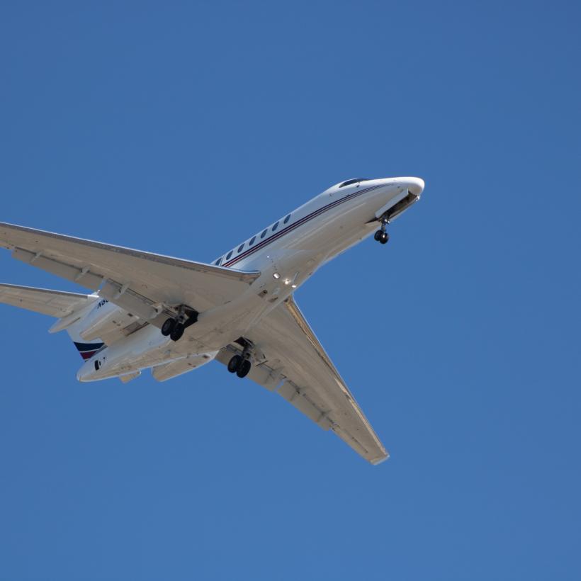 Un jet privé vole dans le ciel