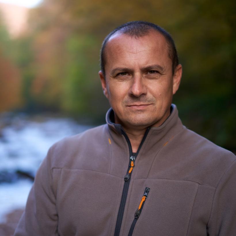 Photo d'un homme d'âge moyen.