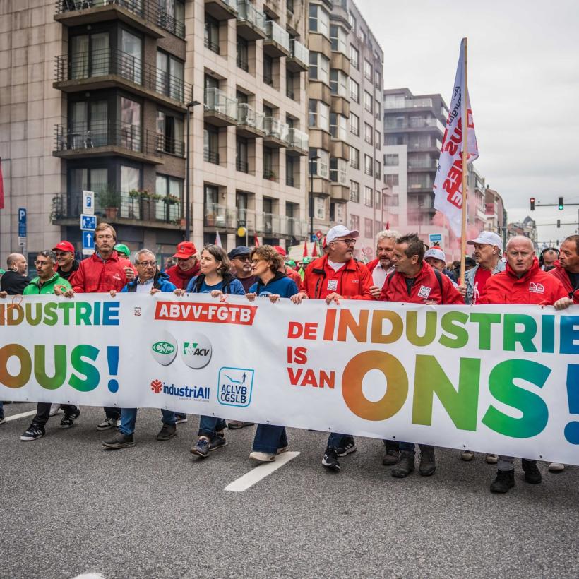 Bannière « L'industrie est à nous » en tête de la manifestation du 16 septembre 2024 à Bruxelles pour défendre l'avenir industriel de la Belgique et de l'Europe. 