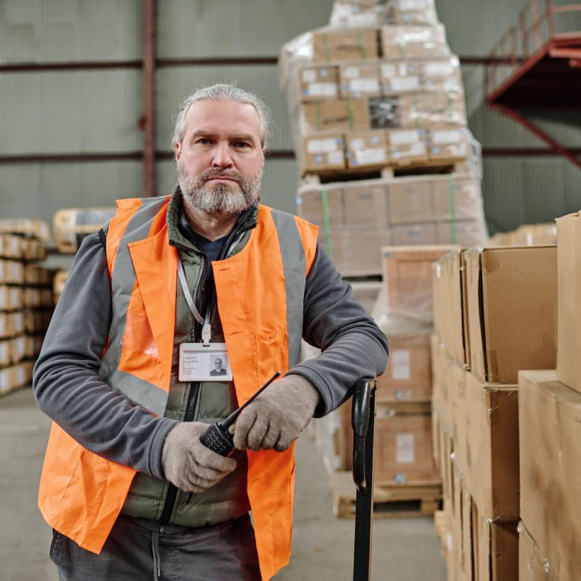 Un ouvrier regarde la caméra