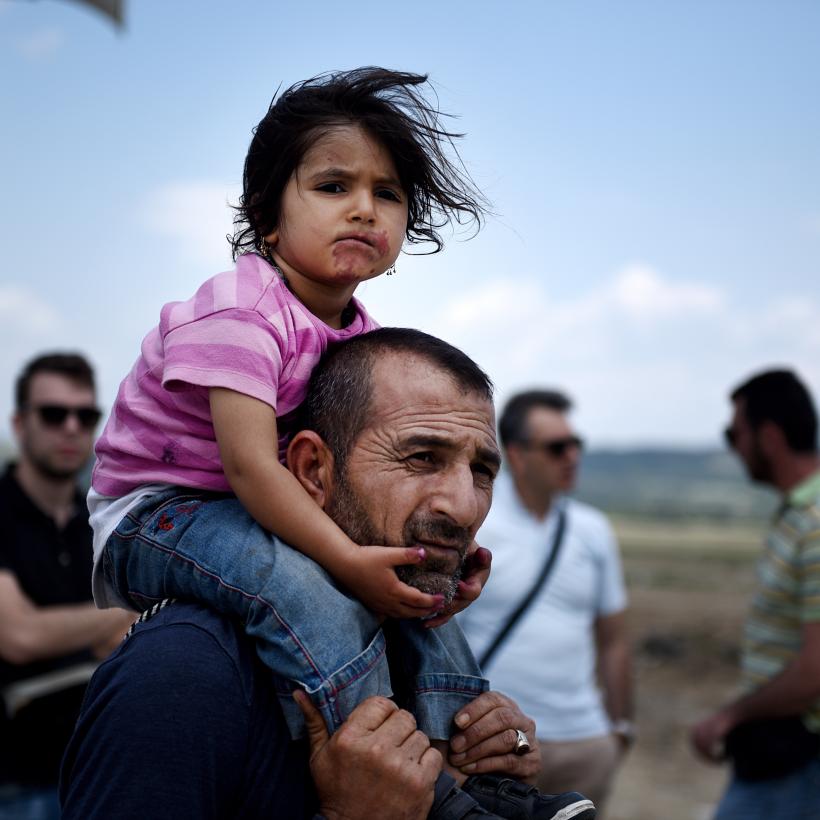 Un père avec sa fille sur les épaules