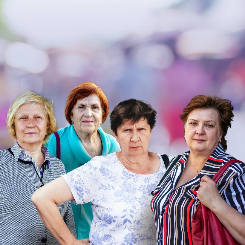 Image de quatre femmes regardant l'objectif avec détermination