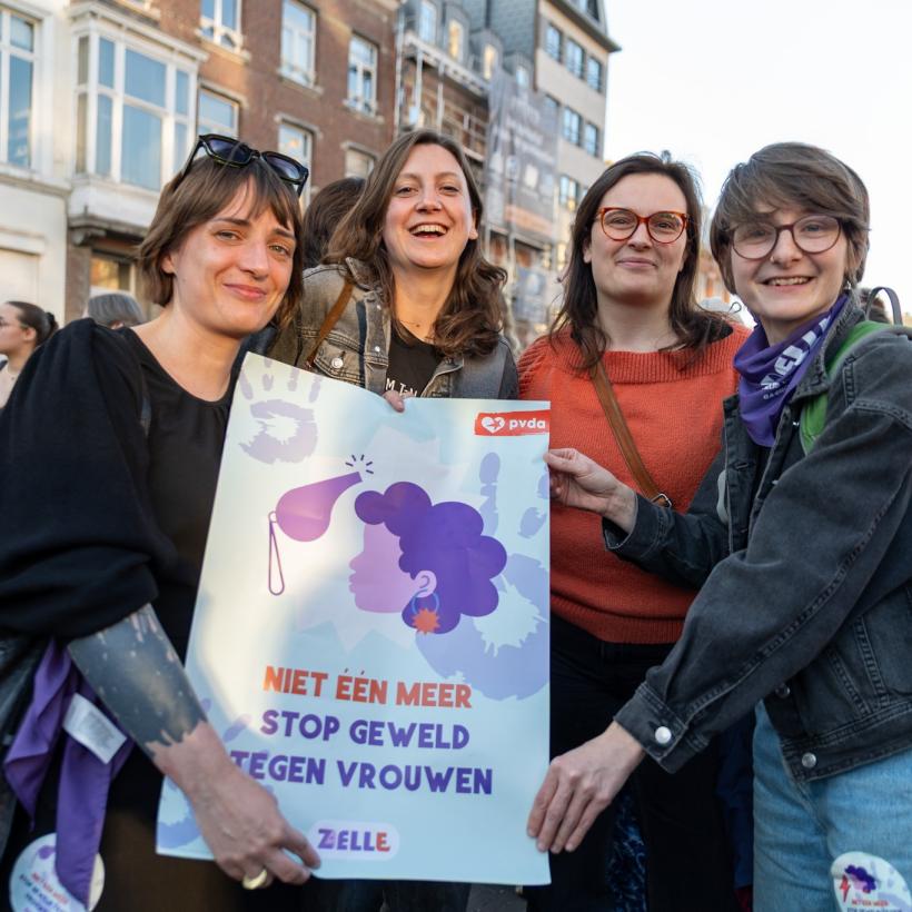 Groupe de femmes du PTB et de son mouvement de femmes Zelle lors du rassemblement à Louvain, avec le message "Pas une de plus. Stop aux violences faites aux femmes"