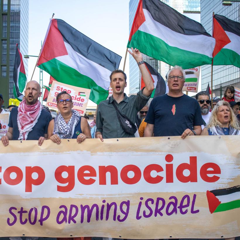 Bloc du PTB lors de la manifestation pour la Palestine. Sur la banderole : "Stop genocide, stop arming Israël"