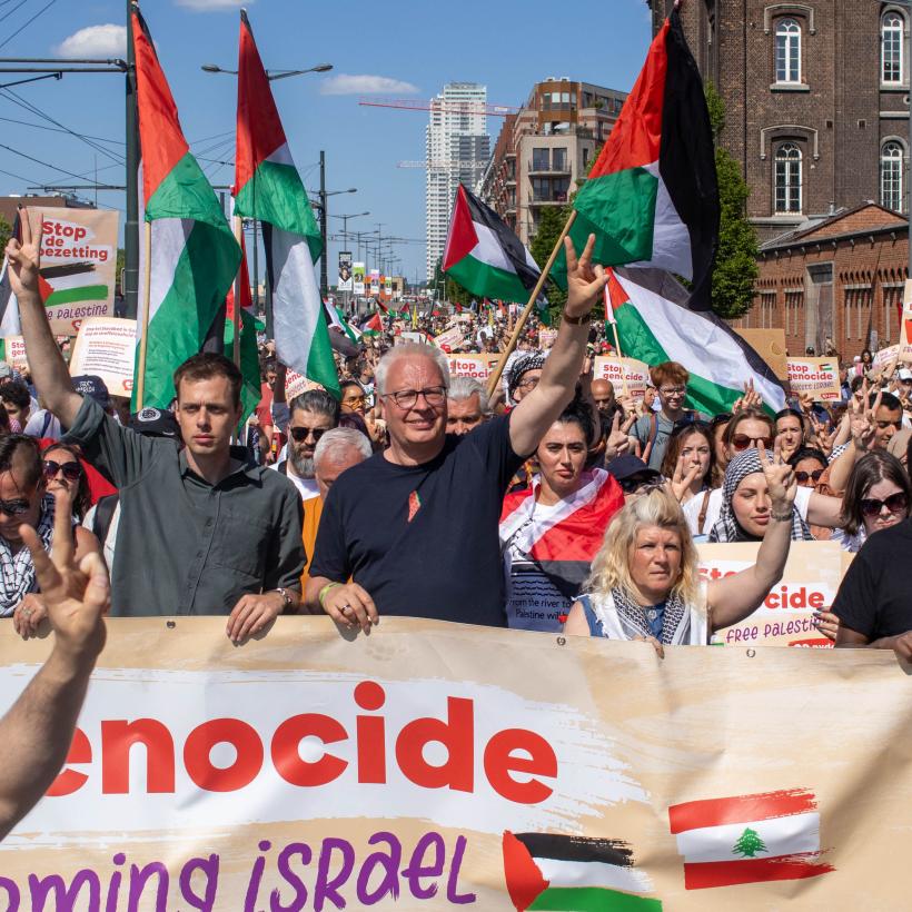Peter Mertens et Jos D'Haese devant le bloc du PTB lors de la manifestation pour la Palestine le 11 mai 2025 à Bruxelles