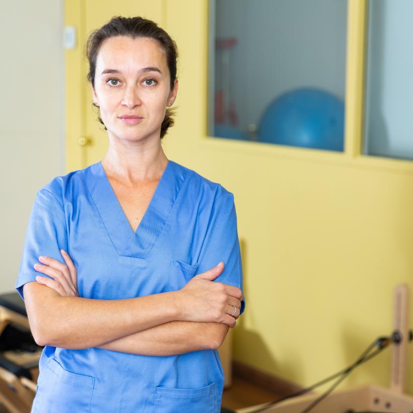 Une membre du personnel soignant sur son lieu de travail.