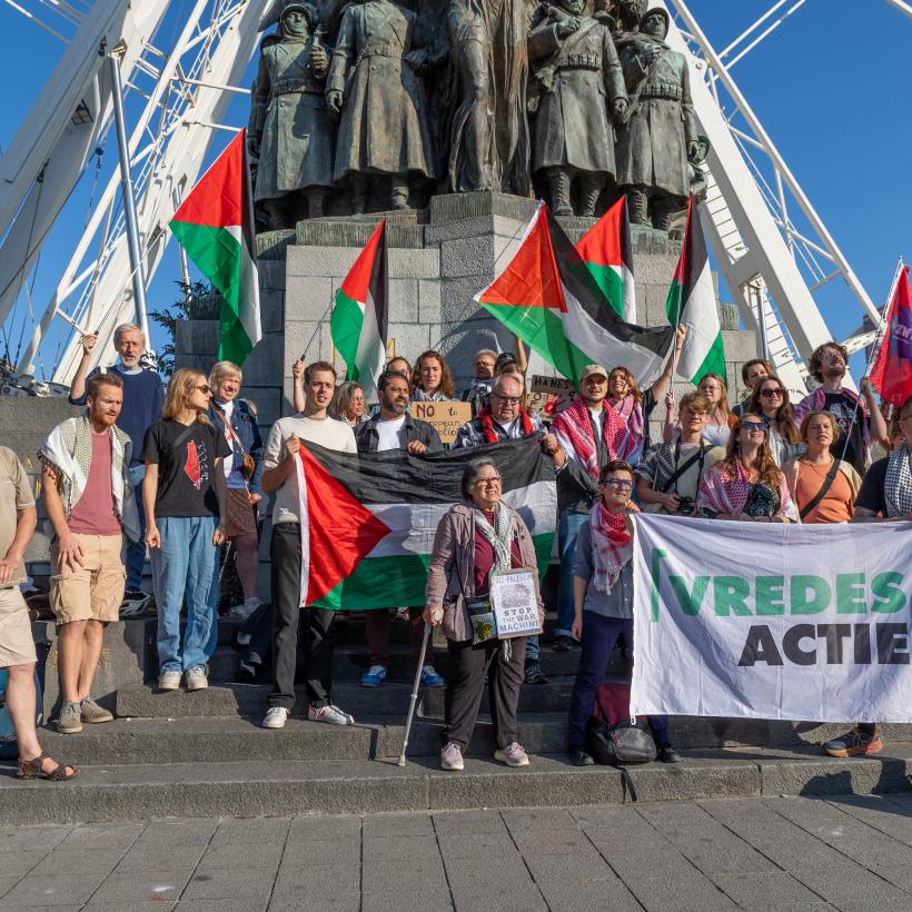 Rassemblement devant le tribunal de Bruxelles des ONG Vredeactie, INTAL, 11.11.11 et la Ligue des droits de l’homme