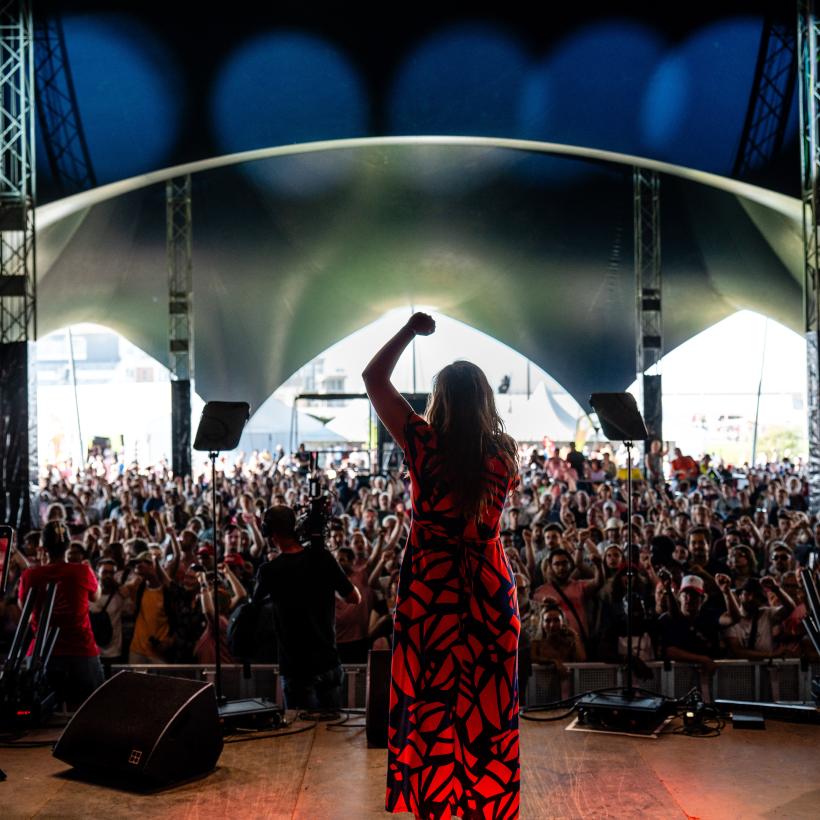 Une foule devant le podium de la Main Stage à ManiFiesta.