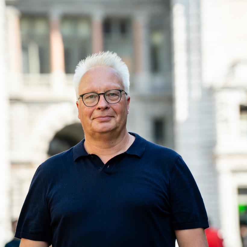 Peter Mertens devant la Gare Centrale d'Anvers.