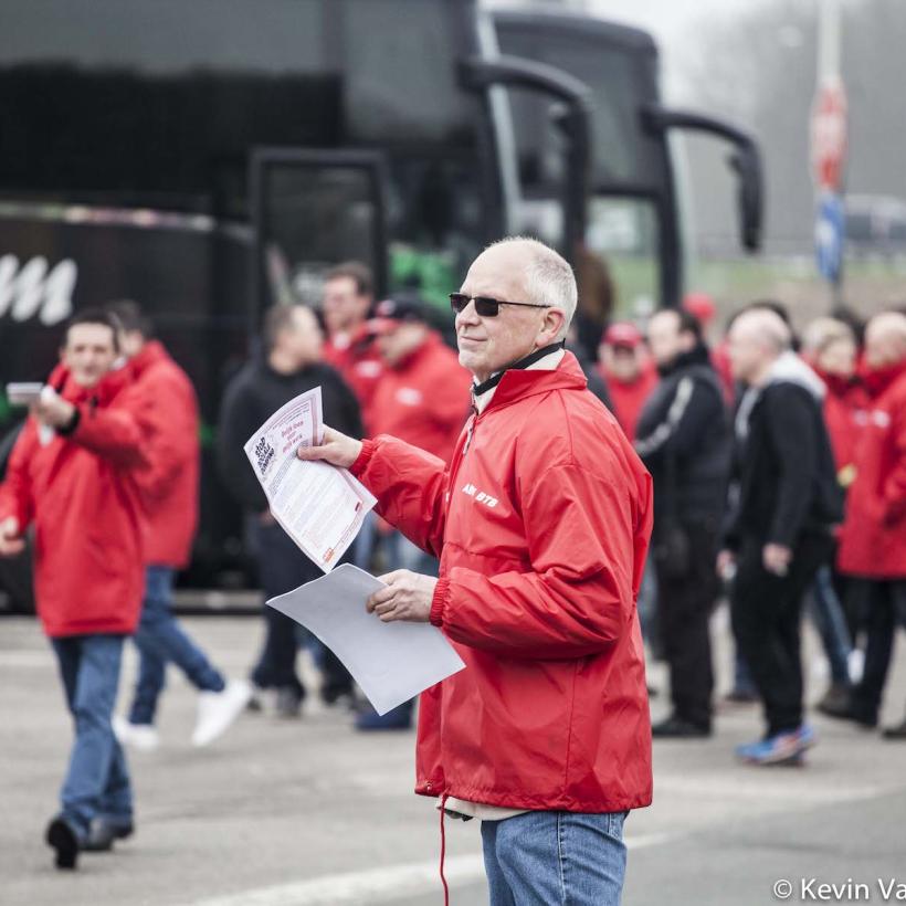 Un militant de la FGTB distribue des tracts lors d'une action contre le dumping social. 
