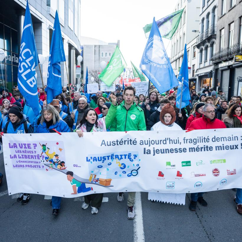 Front commun des puéricultrices, enseignants, personnel du secteur culturel et associatif lors de la manifestation contre les coupes budgétaires du lundi 15 décembre 2025