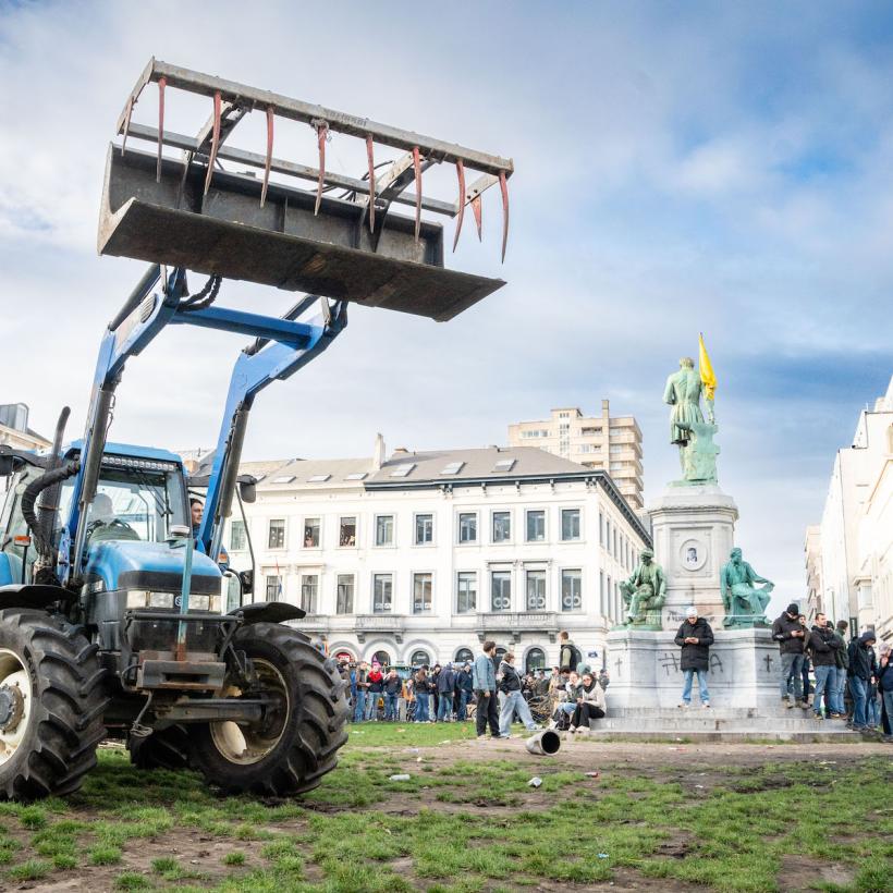 Un tracteur appartenant à un agriculteur manifestant sur une place à Bruxelles.