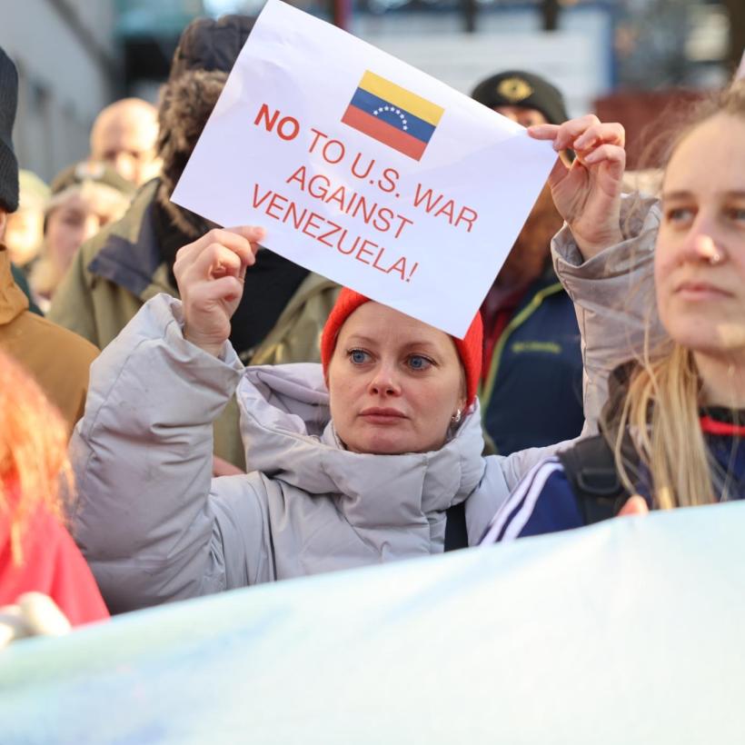 Une jeune femme lors d'une manifestation contre l'invasion américaine au Venezuela qui porte un message : « Non à la guerre des États-Unis contre le Venezuela. »