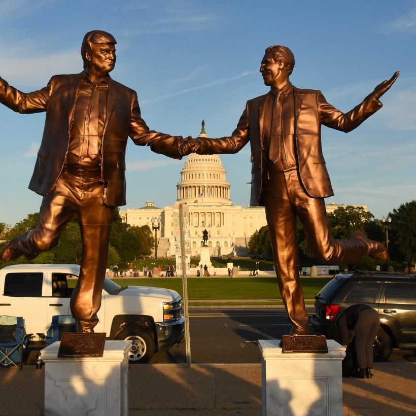 Une statue de Donald Trump et Jeffrey Epstein marquant leur amitié étroite, installée par des militants devant le Capitole à Washington.