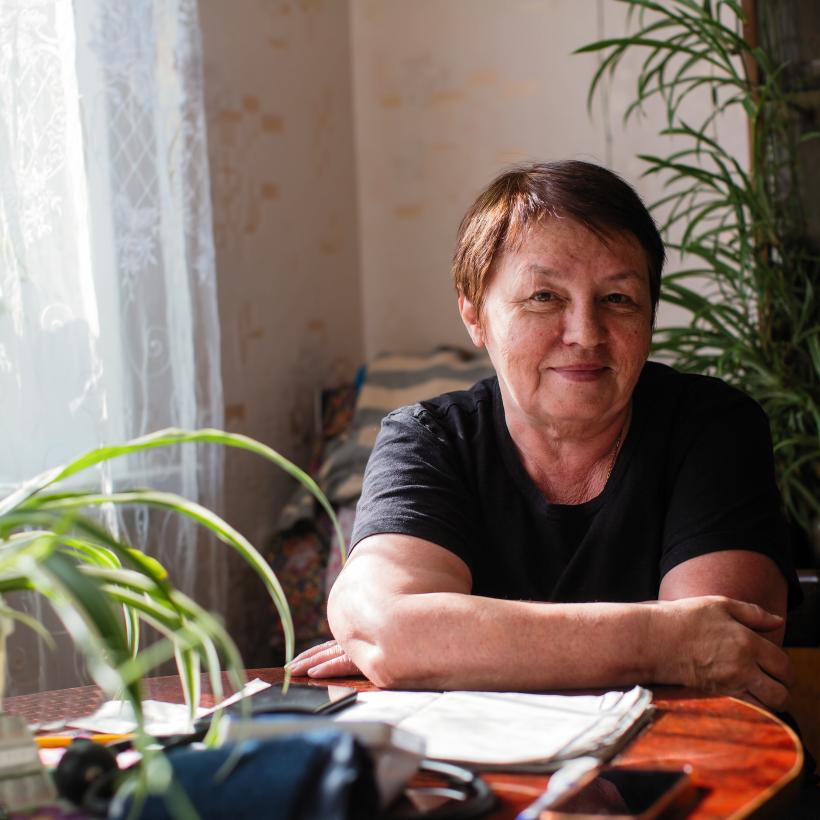 Une femme à une table