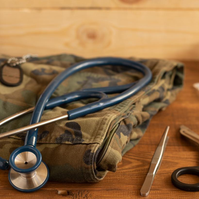 Matériel médical à côté d'attributs militaires.