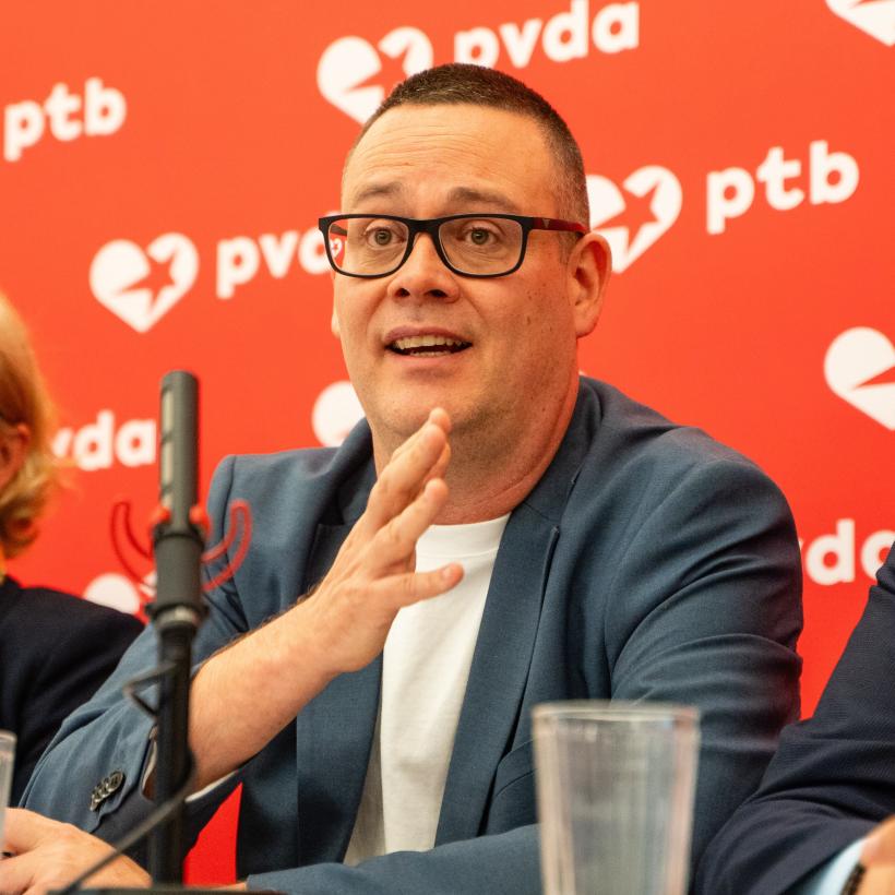 Raoul Hedebouw devant un micro lors d'une conférence de presse