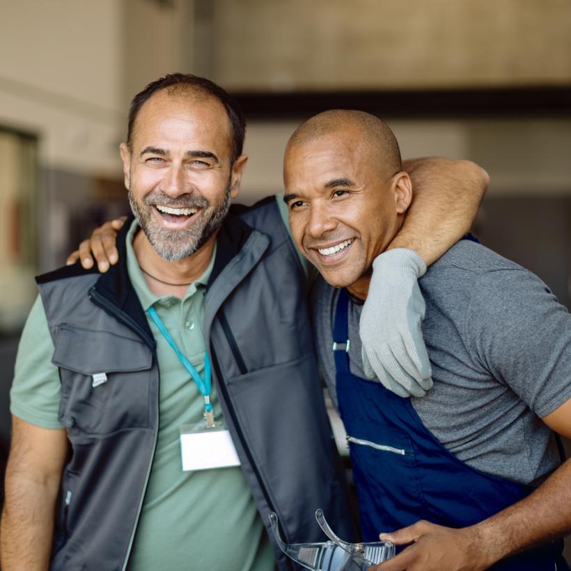 Deux travailleurs se font une accolade