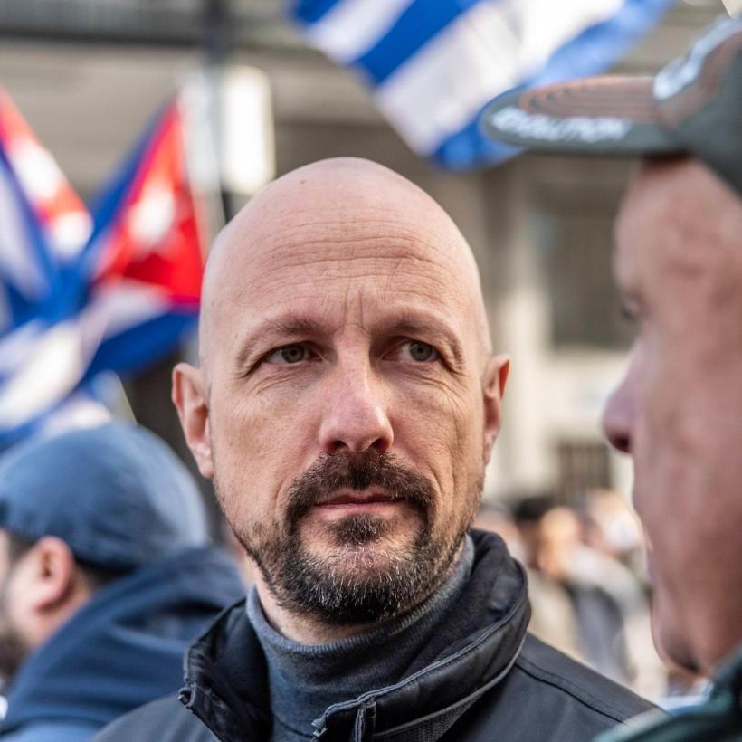 Marc Botenga pendant une action de solidarité avec Cuba