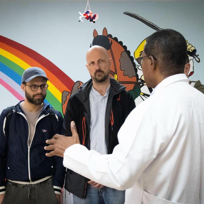 Marc Botenga visite un hôpital à Cuba