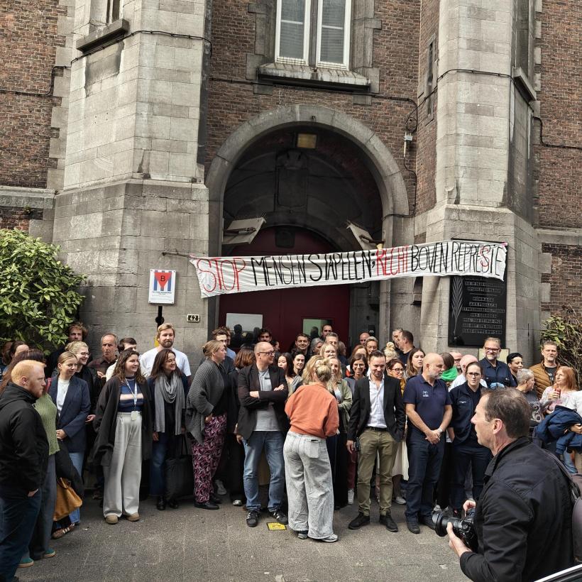 Action à la prison d’Anvers le 2 octobre 2025. L’ensemble du personnel (gardiens de prison, travailleurs sociaux, soignants) ainsi que les directions de toutes les prisons du pays ont mené une action devant les grilles pendant la pause de midi.