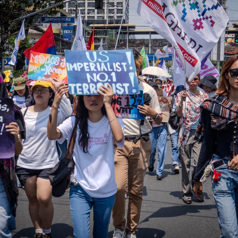Manifestation du 27 mars 2021 à Manille. Une jeune femme tient une pancarte : "US imperialist, no 1 terrorist"