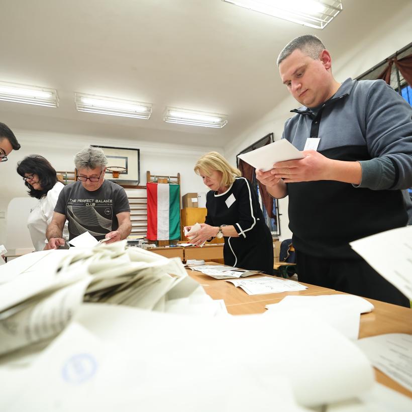 Des membres du personnel décomptent les bulletins dans un bureau de vote à Budapest, en Hongrie, le 12 avril 2026.  (Photo Belga)